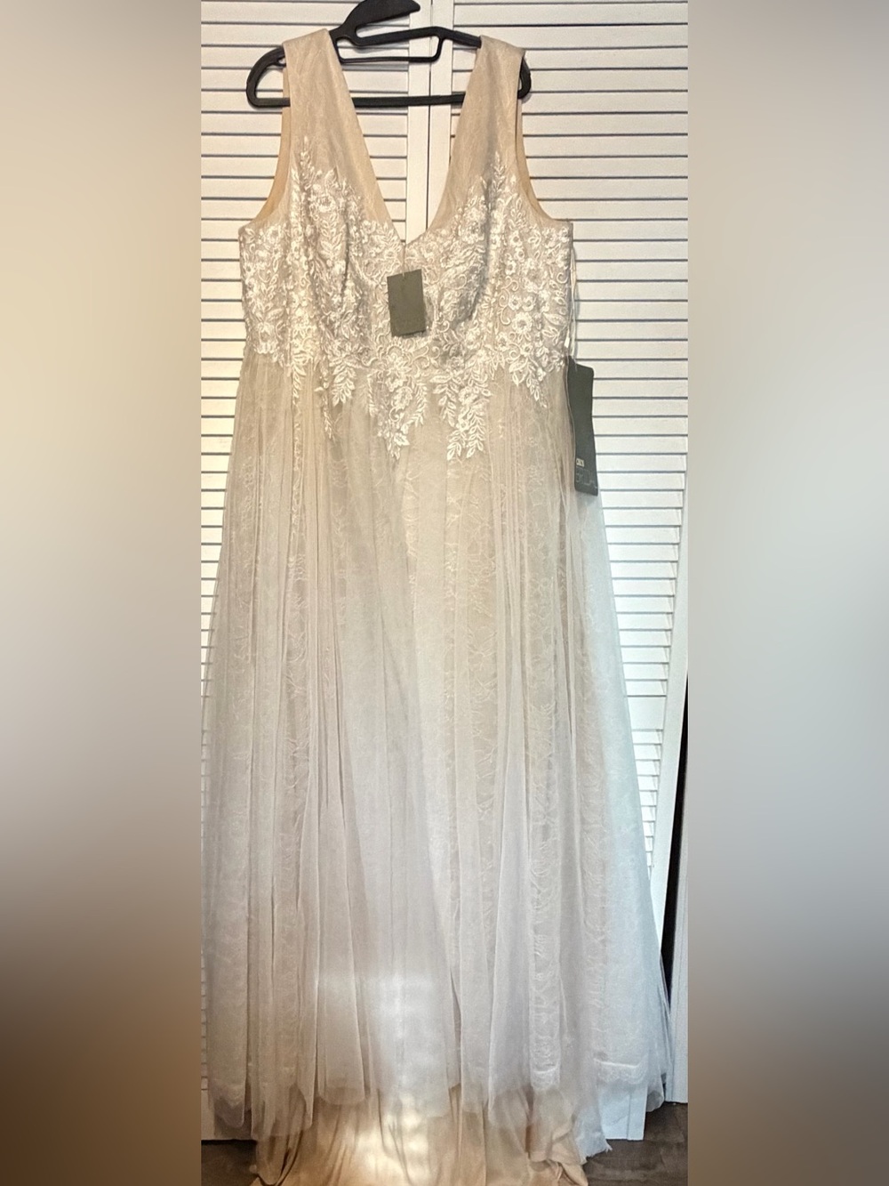 Beautiful Ivory Lace & Tulle “ASOS” Bridal Gown - V-Neck Sleeveless 😍